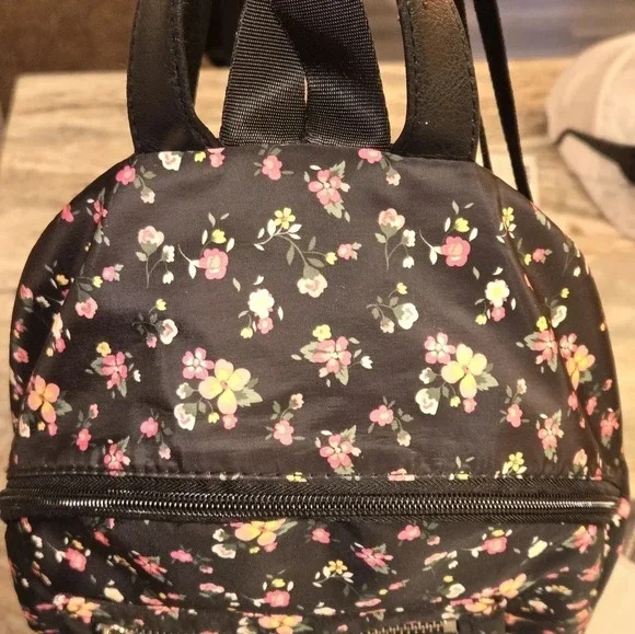 Backpack - Picture 4 of 9